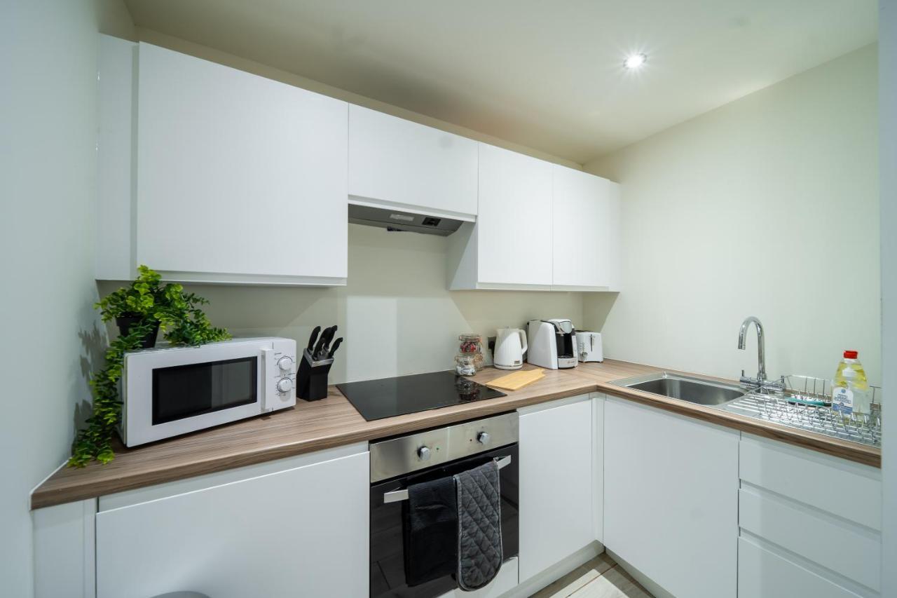 Bv Spacious 1-Bedroom Apartment Close To Town Center - Sleeps 6 Bradford  Bagian luar foto