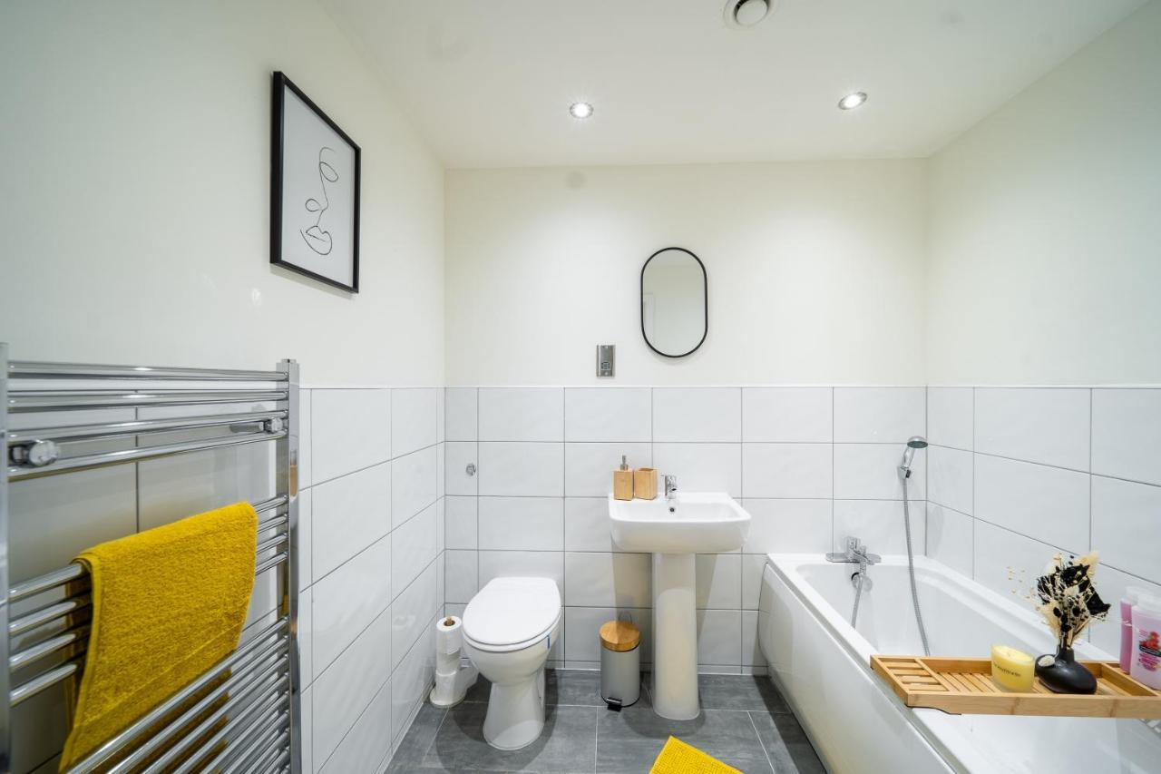 Bv Spacious 1-Bedroom Apartment Close To Town Center - Sleeps 6 Bradford  Bagian luar foto