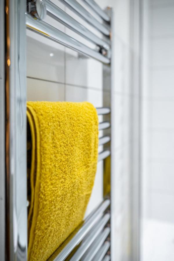 Bv Spacious 1-Bedroom Apartment Close To Town Center - Sleeps 6 Bradford  Bagian luar foto