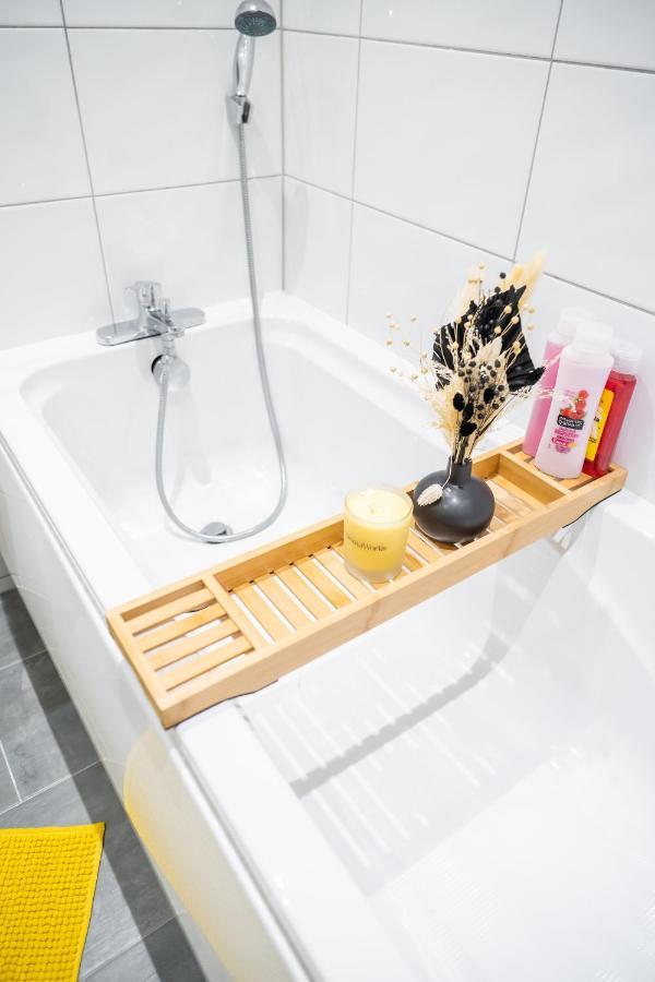 Bv Spacious 1-Bedroom Apartment Close To Town Center - Sleeps 6 Bradford  Bagian luar foto