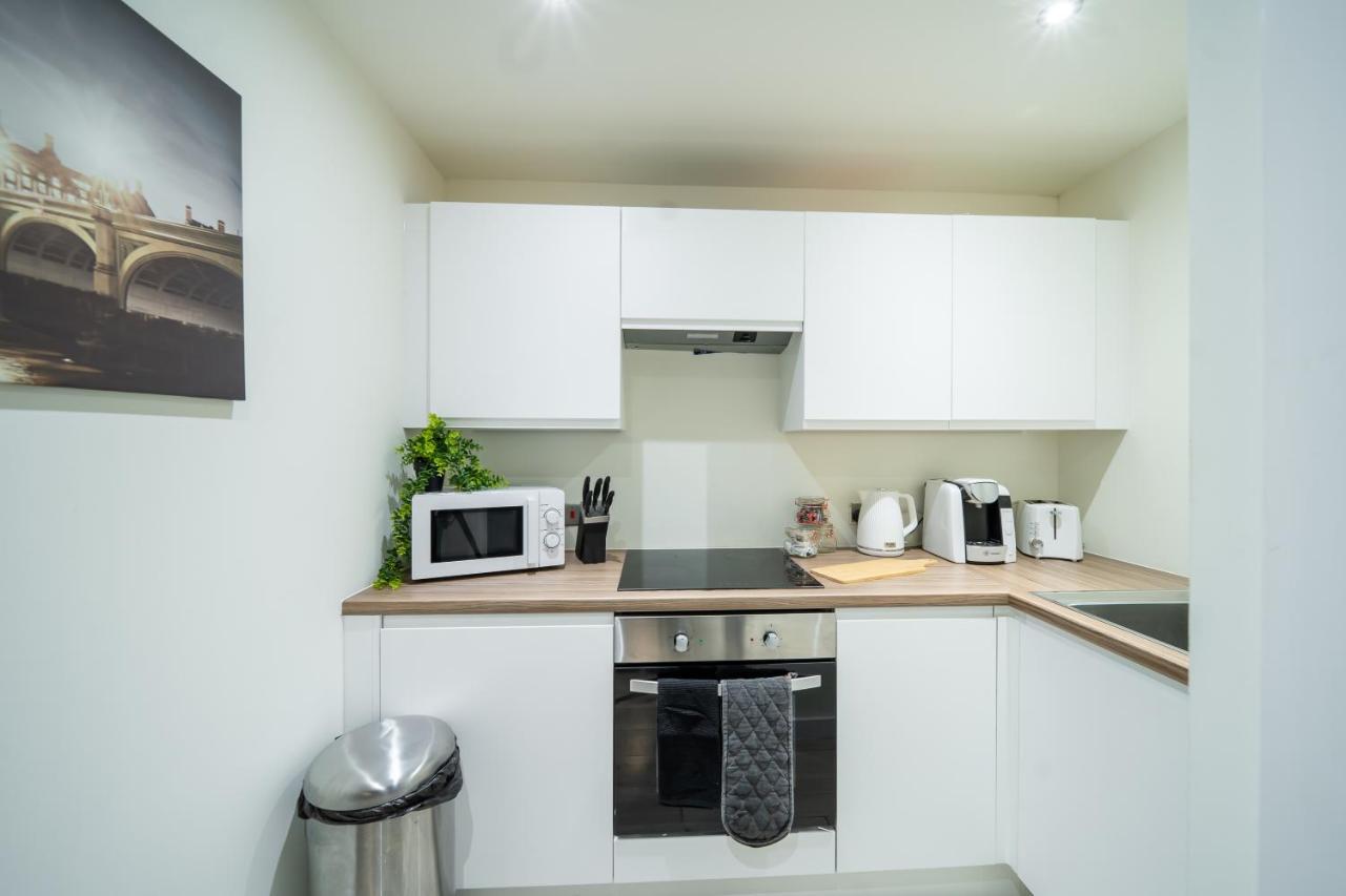 Bv Spacious 1-Bedroom Apartment Close To Town Center - Sleeps 6 Bradford  Bagian luar foto