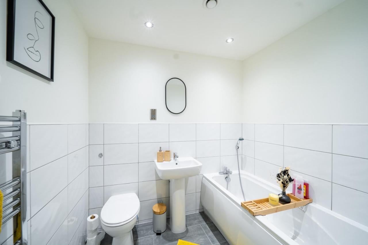 Bv Spacious 1-Bedroom Apartment Close To Town Center - Sleeps 6 Bradford  Bagian luar foto