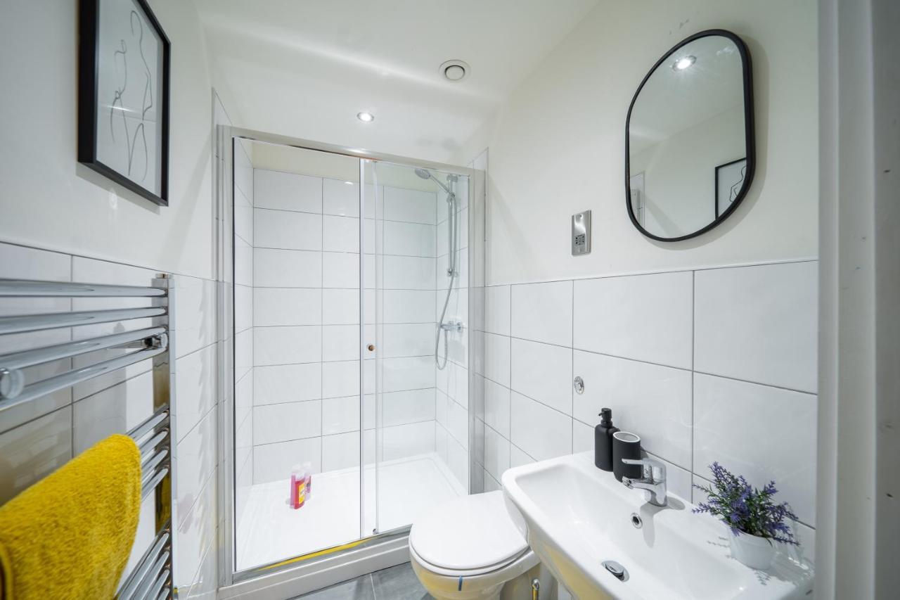 Bv Spacious 1-Bedroom Apartment Close To Town Center - Sleeps 6 Bradford  Bagian luar foto